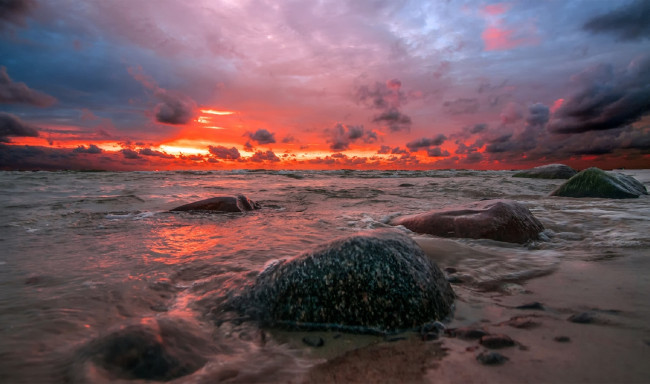 Обои картинки фото природа, восходы, закаты, алый, закат, море, камни, волны, daiva, cirtaute