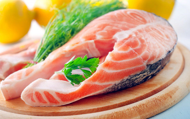 Обои картинки фото еда, рыба,  морепродукты,  суши,  роллы, укроп, форель, кусок, зелень, свежая