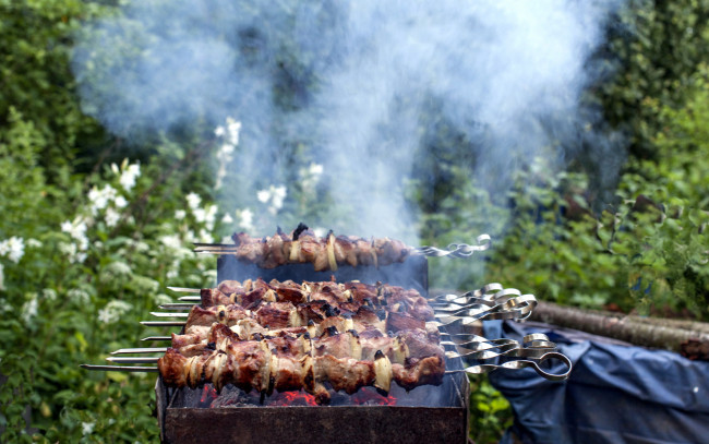 Обои картинки фото еда, шашлык,  барбекю, мангал, дым, мясо, шампуры