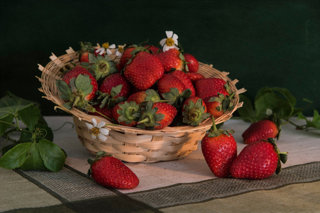 Обои картинки фото еда, клубника,  земляника, ягоды, корзинка