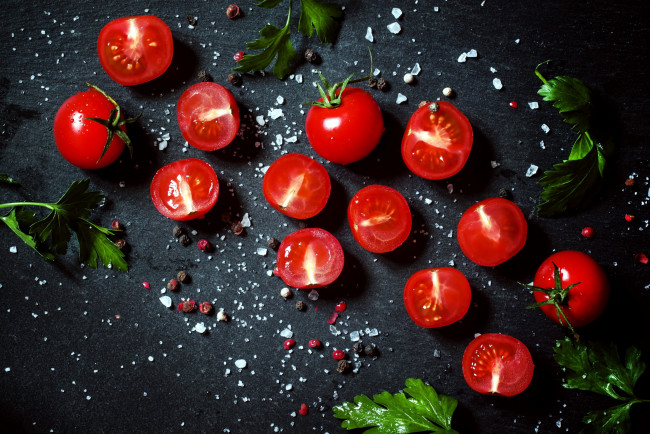 Обои картинки фото еда, помидоры, петрушка, соль, томаты