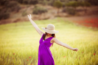 Картинка девушки -unsort+ рыжеволосые+и+другие шляпа трава поле платье улыбка рыжая