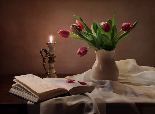 Обои картинки фото цветы, тюльпаны, книга, ваза, свеча