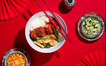 Картинка еда вторые+блюда красная скатерть веера палочки рис мясо овощи