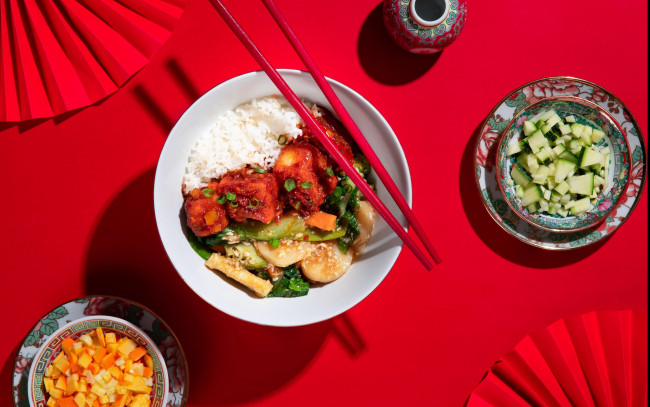 Обои картинки фото еда, вторые блюда, красная, скатерть, веера, палочки, рис, мясо, овощи