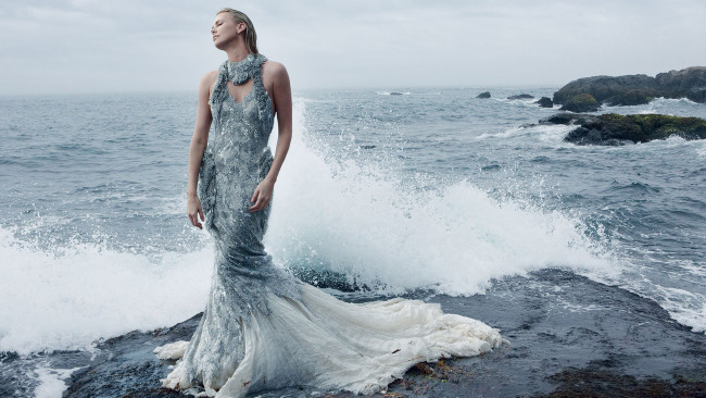 Обои картинки фото Charlize Theron, девушки, камни, море