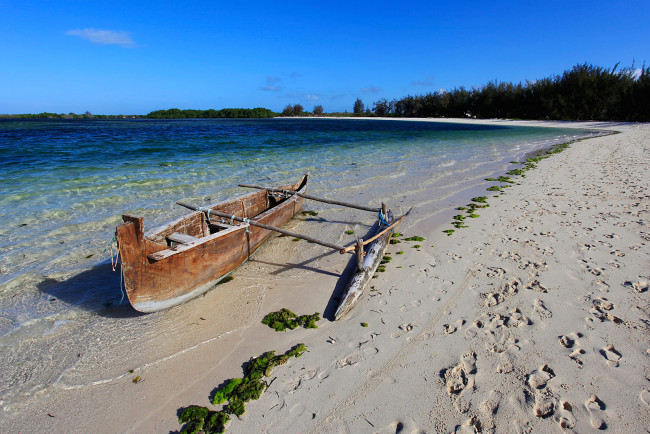 Обои картинки фото корабли, лодки, шлюпки, деревянная, лодка, море, берег, песок