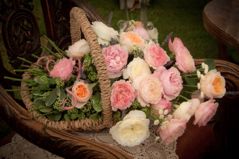 Картинка цветы букеты композиции хризантемы розы корзинка