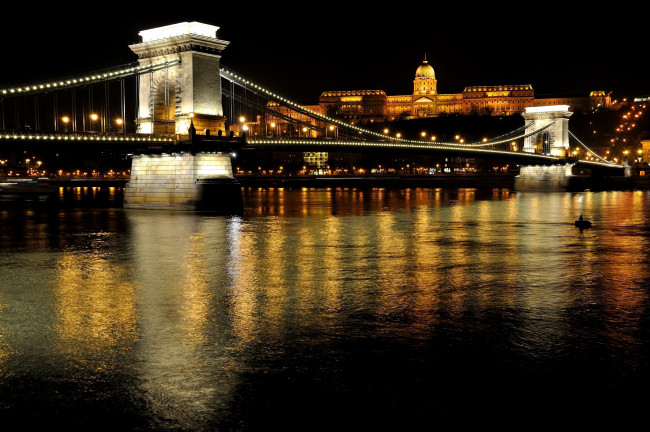 Обои картинки фото города, будапешт, венгрия, река, отражение, ночь, мост
