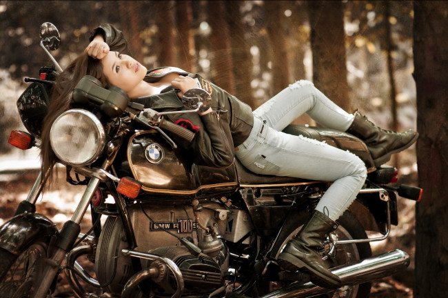 Обои картинки фото мотоциклы, мото, девушкой, bmw, дорога, шлем, лес