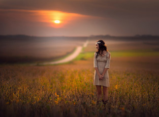 Картинка девушки -unsort+ брюнетки +шатенки девушка природа закат солнце небо поле