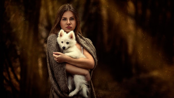 Картинка девушки -unsort+ брюнетки +шатенки собачка девушка белый щенок