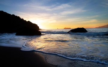 Картинка природа побережье прилив пляж берег даль пена песок море вечер вода лайнер закат камни
