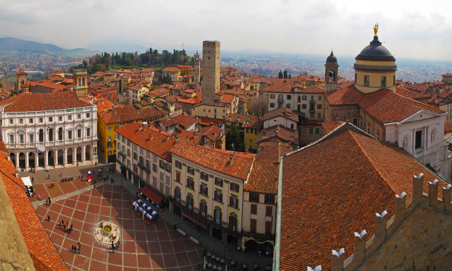Обои картинки фото бергамо италия, города, - панорамы, площадь, дома, италия, панорама, бергамо
