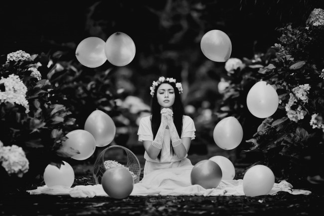 Обои картинки фото девушки, -unsort , Черно-белые обои, шары, фото, чёрно-белое, цветы, девушка