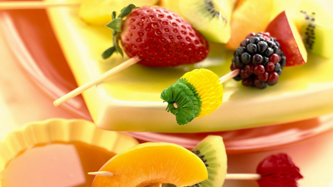 Обои картинки фото еда, фрукты,  ягоды, шпажки, канапе, киви, ежевика, клубника, дольки, ягоды
