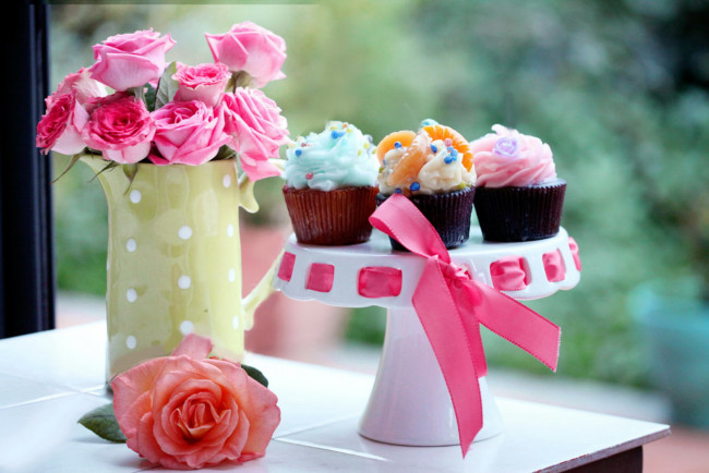 Обои картинки фото еда, пирожные,  кексы,  печенье, бант, ваза, кексы, розы