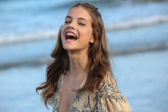 Картинка девушки barbara+palvin модель платье море радость смех