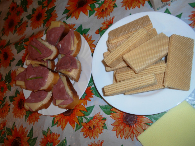 Обои картинки фото еда, бутерброды,  гамбургеры,  канапе, сыр, печенье, вафли, хлеб, колбаса