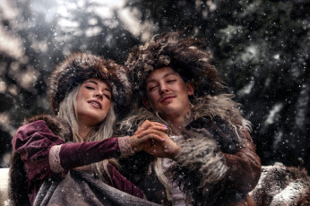 Картинка разное мужчина+женщина зима снег меховые шапки