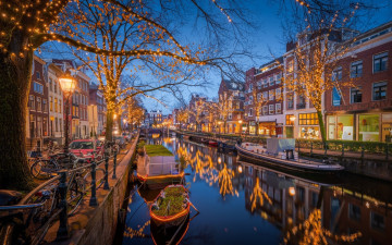 обоя города, амстердам , нидерланды, канал, набережная, лодки, иллюминация