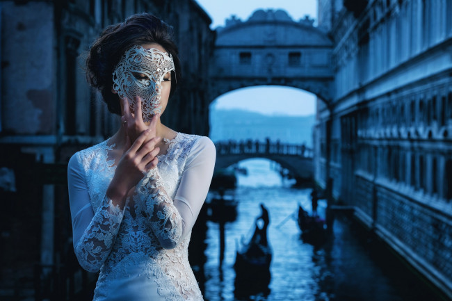 Обои картинки фото разное, маски,  карнавальные костюмы, венеция, брюнетка, кружевная, маска