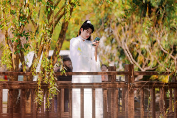 Картинка zhai+xiao+wen мужчины костюм телефон люди мост