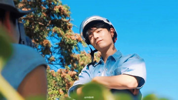 Картинка мужчины xiao+zhan шлем рубашка небо дерево фотограф