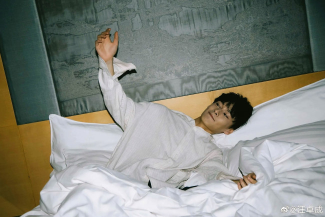 Обои картинки фото мужчины, wang zhuocheng, актер, рубашка, постель