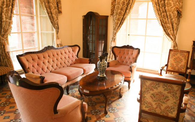 Обои картинки фото интерьер, гостиная, комната, стиль, диван, кресла, стол, ваза