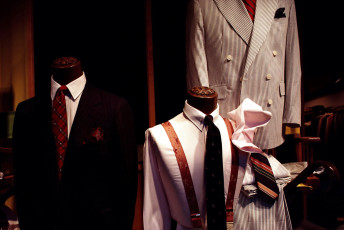 Картинка разное одежда обувь текстиль экипировка витрина манекены костюмы мужская магазин