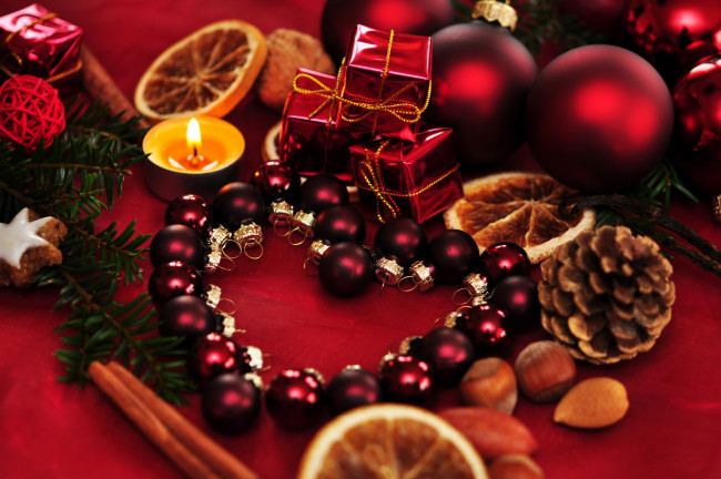 Обои картинки фото праздничные, украшения, balls, heart, decoration, украшение, рождество, candle, new, year, christmas, ornaments, свечи, новый, год, шары, сердце