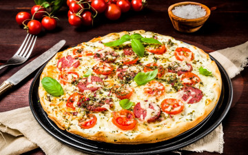 обоя еда, пицца, колбаса, сыр, томаты, помидоры