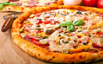 обоя еда, пицца, сыр, колбаса, маслины
