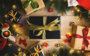 Картинка праздничные подарки+и+коробочки коробки ёлка игрушки