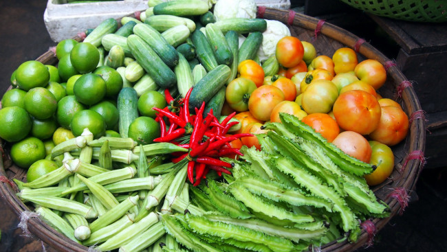 Обои картинки фото еда, овощи, бамия, помидоры, перец