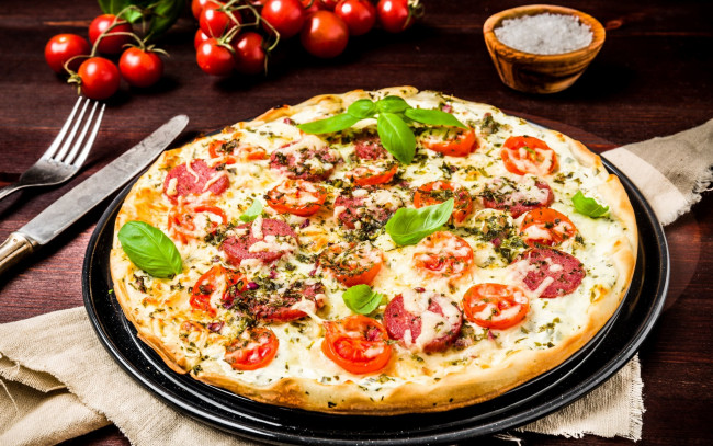 Обои картинки фото еда, пицца, колбаса, сыр, томаты, помидоры