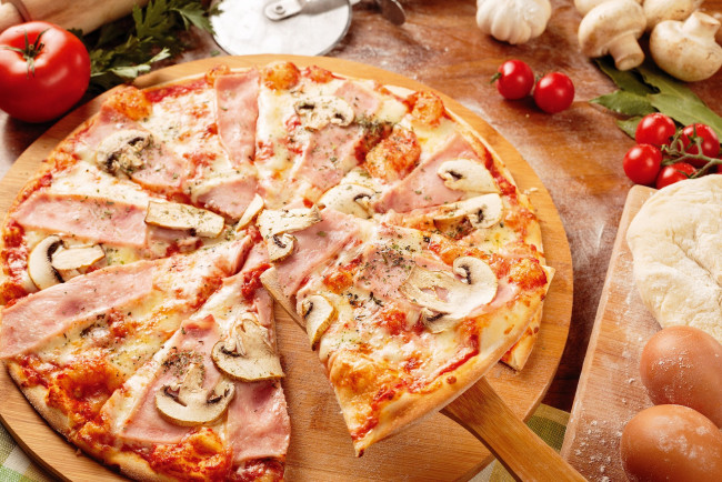 Обои картинки фото еда, пицца, ветчина, помидор, сыр, грибы