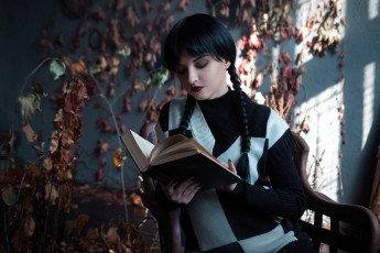 Картинка девушки kirdjava костюм образ косы книга кресло листья