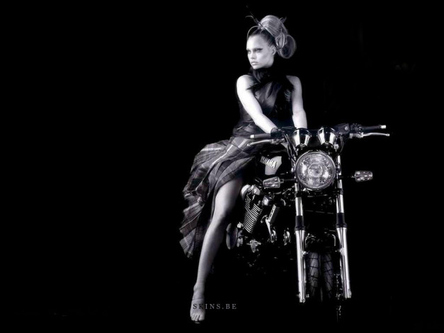 Обои картинки фото мотоциклы, мото, девушкой, anna, falchi, черно-белая, модель, мотоцикл