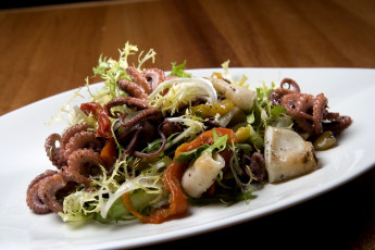 Картинка еда рыбные блюда морепродуктами кальмары листья салата осьминоги
