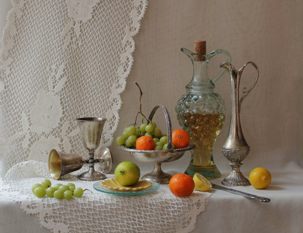 Обои картинки фото еда, натюрморт, графин, виноград, мандарины, бокалы, лимон, ваза
