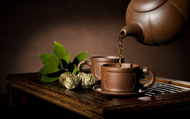 Обои картинки фото еда, напитки, Чай, конфеты, листья, чашки, чайник, чай