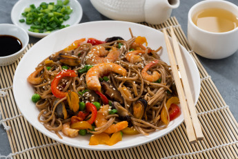 Картинка еда вторые+блюда паста морепродукты креветки мидии соус горох перец