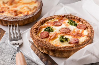Картинка еда пицца пирог выпечка сыр колбаски брокколи