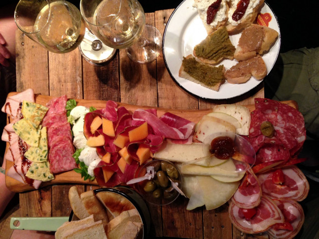Обои картинки фото еда, разное, оливки, бутерброды, ассорти, вино, колбаса, сыр