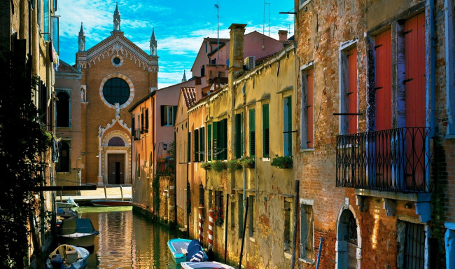 Обои картинки фото города, венеция , италия, храм, лодки, здания, дома, канал, улица, венеция