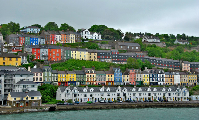 Обои картинки фото города, дублин , ирландия, склон, море, небо, дома, деревья