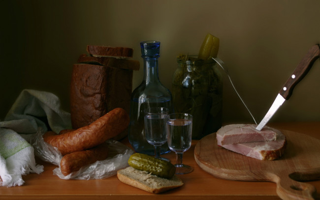 Обои картинки фото еда, разное, стол, водка, закуска, хлеб, колбаса