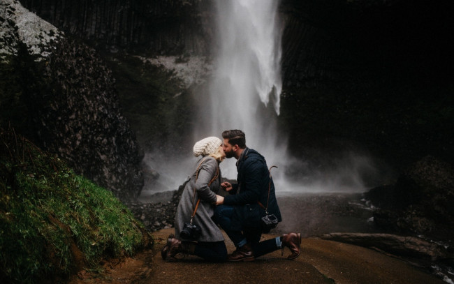 Обои картинки фото разное, мужчина женщина, водопад, мужчина, взгляд, фон, поцелуй, девушка